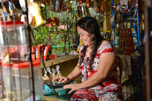 La Teresa Tomaro treballant a la seva botiga de conveniència sari-sari. 