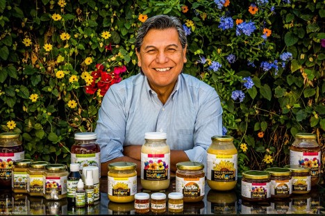 Luis Enrique Castañón Chavarría, Director General de Miel Mexicana, mostra els productes venuts al mercat local sota la marca Bioflora.