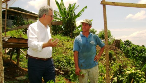 David Woods y el agricultor Luis Fernando Camacho, un cliente de Coopealianza, colaborador de Oikocredit en Costa Rica  