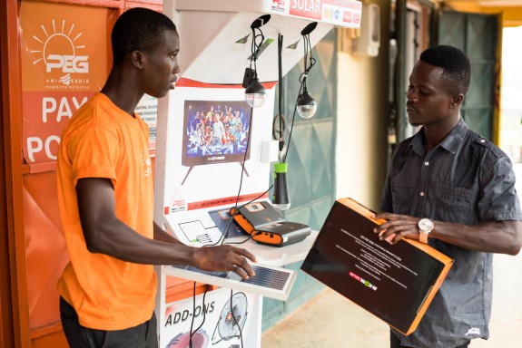 PEG Africa, organización de renovables socia de Oikocredit en Ghana, que distribuye equipos solares fotovoltaicos de uso doméstico.