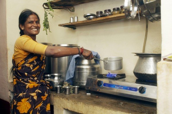 Mujer cocinando con biogás