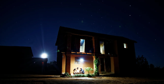 baobab-house, casa africana il·luminada per kit d'energia solar de baobab+, empresa finançada per Oikocredit