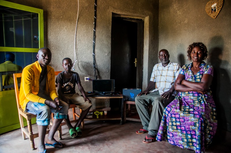 Japhet Nkunzurwanda (segundo a la derecha), casado y con cinco hijos, vive al norte de Ruanda. “Sacar adelante un negocio desde casa era duro sin la luz apropiada”, afirma. Fotografía: BBOXX