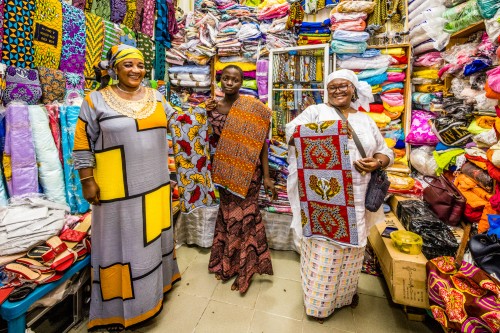 Mujeres africanas beneficiarias de microcréditos en su tienda de ropa