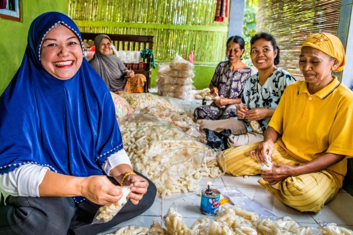 Al invertir y trabajar con socios cuidadosamente seleccionados, Oikocredit ofrece igualdad de oportunidades a mujeres de bajos ingresos como estas productoras de galletas en Indonesia.