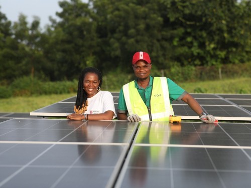 Dues persones beneficiàries d'instal·lació solar fotovoltaica a Àfrica, impulsada per Oikocredit.