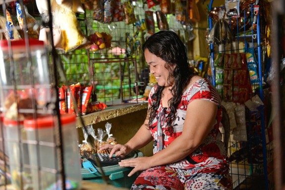 La Theresa a la seva botiga (sari sari), finançada per un microcrèdit de NWFT, entitat sòcia d'Oikocredit.