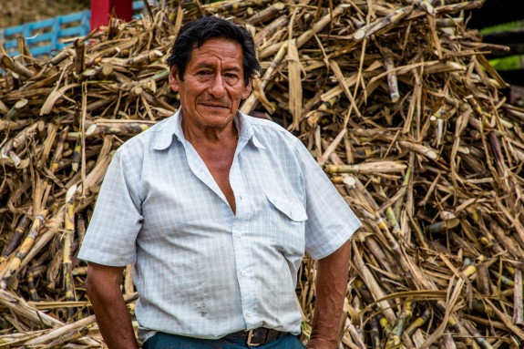 El granjero Pedro Raúl Bastidas parat enfront de la seva collita de canya de sucre