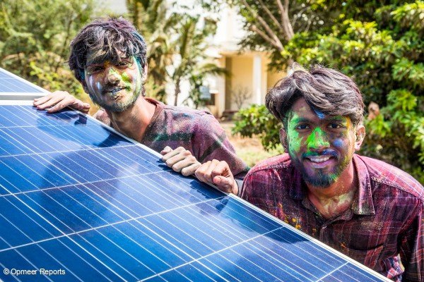 Clients de Fourth Partner Energy Private Limited, una organització sòcia d'Oikocredit en Energies Renovables, celebrant el Holi, "el festival dels colors" a l'Índia.