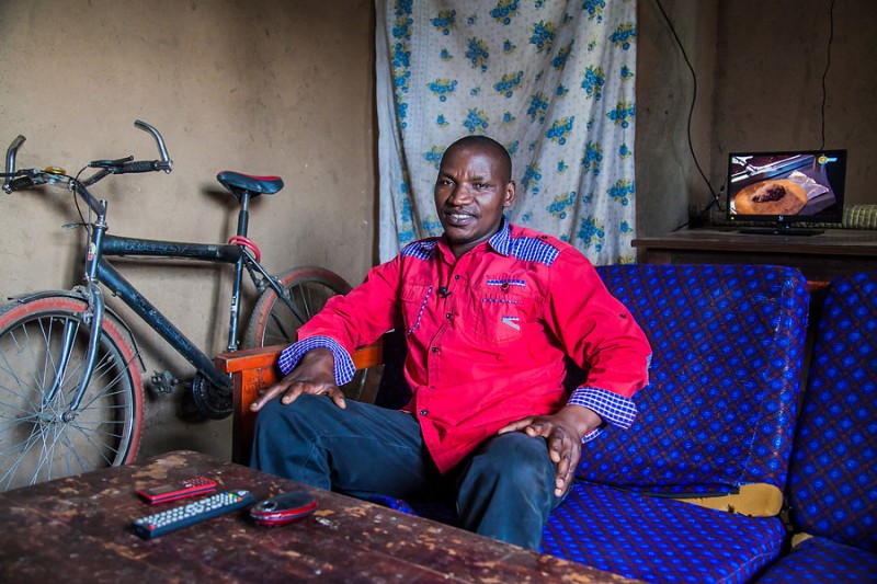 Philippe Bimenyiamanas vive con su familia al norte de Ruanda. Fotografía: BBOXX