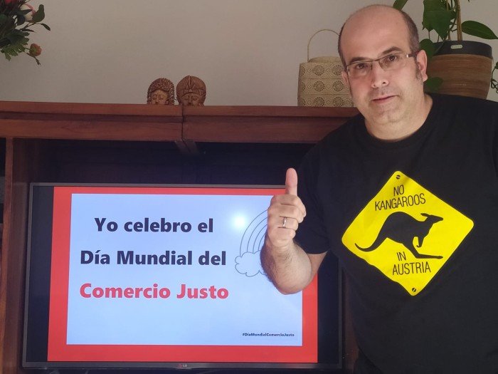 Joseba Larriba celebrant el Dia Mundial del Comerç Just des de casa el passat 2020.