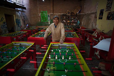 Félix en su taller de mesas de futbolín, financiado por Oikocredit según criterios de banca ética