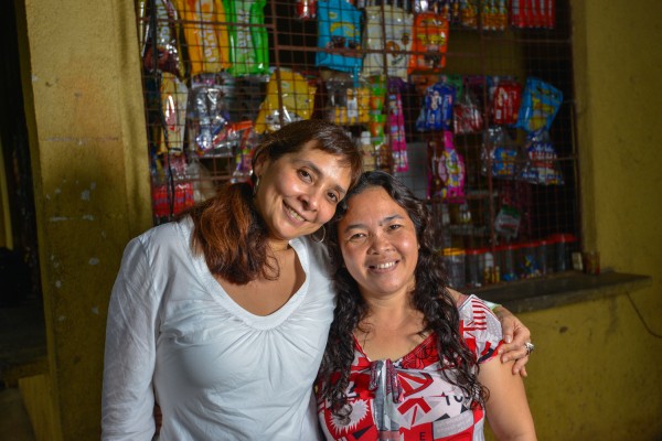 Teresa y Blanca delante de la tienda de conveniencia sari-sari.