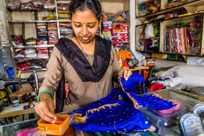 Supriya Divan es sastre y clienta de Svasti Mircrofinance, India. Utilizó varios préstamos pequeños y a corto plazo para ampliar su tienda de ropa.